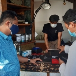 CEGAH KEBOCORAN: BPPD Sidoarjo memasang alat perekam transaksi pajak di sebuah kafe, Jumat (30/7). foto: MUSTAIN/ BANGSAONLINE