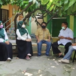 Diskusi gayeng antara DPD Perempuan Tani HKTI Jatim, Kadisbun Jatim, dan pengelola Cokelat Mojopahit yang berlokasi di dalam Desa Wisata Mojopahit, Dlanggu, Mojokerto, belum lama ini. foto: ist.