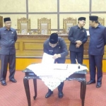 Bupati Pasuruan menandatangani pengesahan Raperda pelaksanaan pertanggungjawaban APBD 2016. foto: HABIBI/ BANGSAONLINE