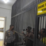 Petugas Polres Gresik saat memindahkan tahanan di sel baru. Foto: SYUHUD/BANGSAONLINE