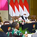 Gubernur Jawa Timur, Khofifah Indar Parawansa, saat menghadiri Rapat Koordinasi  Penyelesaian Konflik di Jember-Banyuwangi.