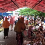 Suasana pedagang Pasar Sidayu Gresik saat berjualan di tenda-tenda penampungan. Foto: SYUHUD/ BANGSAONLINE