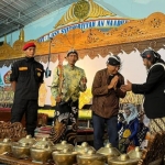 Dahlan Iskan disambut KH Mohamad Nur Warji  dan Ki Dalang Hardono dalam acara pagelaran wayang lokon Babaran Syekh Siti Jenar. Foto: disway