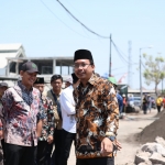 Bupati Sidoarjo, Ahmad Muhdlor Ali, ketika sidak proyek betonisasi Banjarsari-Damarsi. Foto: Ist
