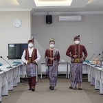Tiga model saat memperagakan pakian khas Kabupaten Kediri. foto: ist.