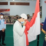 WBP kasus terorisme bernama Mukarram alias Sungoh bin Sabirin sedang mencium bendera Merah Putih disaksikan Kalapas Gun Gun Gunawan, Danramil Porong, dan Wakapolsek Porong.