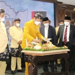 Bupati Yuhronur Efendi saat sambutan dan potong tumpeng disaksikan mantan Bupati Farid dan Masfuk.