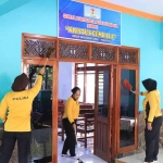 Personel Polres Madiun saat membersihkan gereja.