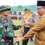 Wakil Bupati Gresik (kanan) saat menyerahkan sekop kepada personel TNI saat pembukaan TMMD ke-124 di Desa Banter, Kecamatan Benjeng. Foto: Ist