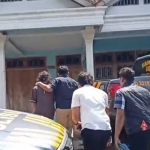 Petugas dari Polres Blitar saat berada di lokasi tewasnya ibu rumah tangga yang menggemparkan warga Desa Boro, Kecamatan Selorejo.