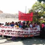 Aksi para guru di halaman PN Sidoarjo untuk solidaritas Samhudi. foto: NANANG ICHWAN/ BANGSAONLINE
