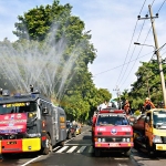 Mobil Water Cannon dan Damkar saat menyemprotkan disinfektan di seputar Kota Lumajang.
