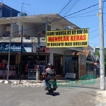 Banner penolakan dibukanya rumah karaoke Maxi Brillian dipasang oleh warga di sejumlah titik jalan.