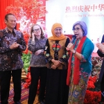 Gubernur Jawa Timur Khofifah Indar Parawansa menghadiri peringatan 74 tahun berdirinya The People’s Republic of China (Republik Rakyat Tiongkok) di Ballroom Shangri-La Hotel Surabaya, Kamis (21/9) malam.