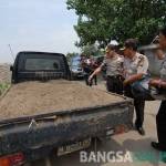 Pick up langsung diamankan polisi setelah kepergok mengangkut pasir, keluar dari area pertambangan pasir Megaluh. foto: RONY S/ BANGSAONLINE