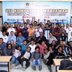 Para peserta foto bersama usai penutupan UKW ke-19 di gedung PWI Jatim, Jalan Taman Apsari, Surabaya. 