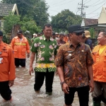 Petugas saat meninjau lokasi banjir di Kabupaten Pasuruan.