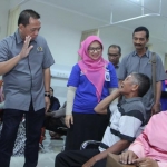 Ketua PWI Jawa Timur, Ainur Rohim yang didampingi beberapa pengurus saat dialog dengan peserta operasi katarak.
