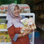 Yuni Astuti saat pose dengan produk camilan khas Bojonegoro buatannya. (foto: ist)