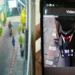 Cuplikan rekaman CCTV saat pelaku berhasil merampas Hp seorang bocah di Kampung Pumpungan III, Kelurahan Menur Pumpungan, Kecamatan Sukolilo, Surabaya, Jumat (25/9).