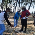 Proses pengukuran ulang lahan sengketa di Wisata Pantai Semilir Desa Socorejo, Kecamatan Jenu, Kabupaten Tuban.