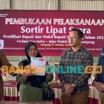 Simulasi sortir dan pelipatan surat suara Pilkada 2024 di Sampang yang juga dihadiri Komisioner KPU Jatim. Foto: MUTAMMIM/ BANGSAONLINE

