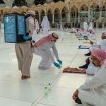 Presidensi Umum untuk Urusan Dua Masjid Suci meningkatkan kapasitas produksi botol air Zamzam untuk didistribusikan kepada para peziarah. Tidak ada lagi tempat minum dingin yang bertebaran di Masjidil Haram. (SPA)