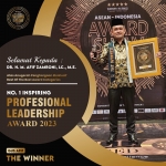 Dr Afif Zamroni, LC, MEI, saat menerima penghargaan dari Majalah Penghargaan pada Jumat, 14 Juli 2023 di The Trans Resort Bali, Kuta Utara, Badung, Bali. Foto: istimewa