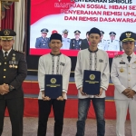 Penyerahan remisi secara simbolis kepada warga binaan di Pendopo Bangkalan