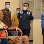Kakanwil Kemenkumham Jatim Zaeroji (berdiri dua dari kanan) saat berbincang dengan salah satu tahanan di Rutan Kelas I Surabaya.