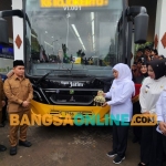 Gubernur Jawa Timur, Khofifah Indar Parawansa saat meluncurkan layanan Trans Jatim Koridor VI. Foto: Devi Fitri Afriyanti/BANGSAONLINE