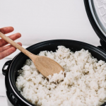 Ilustrasi memasak nasi dengan rice cooker (freepik)