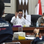 Wali Kota Kediri Abdullah Abu Bakar didampingi Kapolres Kediri Kota AKBP Miko Indrayana, saat mensosialisasaikan Perwali Nomor 16 Tahun 2020. (foto: ist)