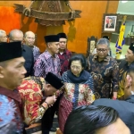 Ketua DPC PDIP Gresik, Mujid Riduan mencium tangan Megawati Soekarnoputri saat tiba di pendopo Ronggo Hadi Negoro, Kabupaten Blitar. (Ist)