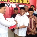 Agus Maimun saat menyerahkan berkas pendaftaran ke kantor DPC Gerindra Tuban.