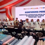 Konferensi Pers penindakan penyelundupan barang Jawa Timur di Terminal Petikemas Surabaya