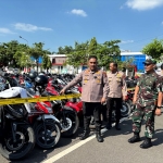 Kapolres Tuban, AKBP William Cornelis Tanasale (kiri) bersama Dandim 0811 Tuban, Letkol Inf Dicky Purwanto (kanan) saat menunjukan ratusan motor penggembira yang disita lantaran mengikuti konvoi. Foto: Suwandi/BANGSAONLINE