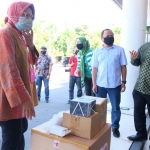 Wali Kota Risma menerima bantuan alat PCR dari PT HM Sampoerna Tbk.