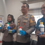 Polisi saat menunjukkan barang bukti pupuk cair ilegal