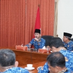 Bupati Trenggalek, Moch. Nur Arifin saat memimpin rapat