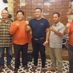 Jajaran petinggi DPD Nasdem dan DPD Golkar Gresik saat pertemuan. foto: istimewa.