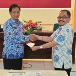 Kadinkes Tuban, dr Saiful Hadi saat menandatangani MoU dengan kepala BPJS terkait penerbitan KISD. foto: GUNAWAN/ BANGSAONLINE