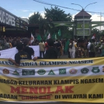 Aksi damai yang dilakukan warga Klampis Ngasem bersama Banser dan Pemuda Ansor Sukolilo, yang menuntut agar Chug Bar ditutup.
