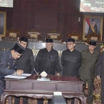 Gubernur Jatim, Soekarwo, menandatangani berita acara pengesahan APBD Jatim Tahun Anggaran 2019. 