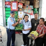 SIMBOLIS: Wabup Sidoarjo menyerahkan bantuan untuk korban gempa Palu-Donggala, di Base Ops Lanudal Juanda, Sabtu, (24/11). foto istimewa