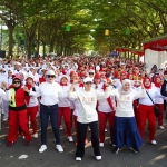 Ketua Tim Penggerak PKK Kabupaten Kediri Eriani Annisa Hanindhito saat ikut senam bersama lansia. (Ist). 