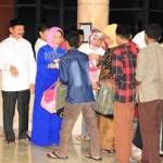 ekretaris DPRD Jatim, Drs. Sukardo, MM didampingi istri menyerahkan bingkisan kepada puluhan anak yatim piatu usai buka bersama di Gedung DPRD Jatim, kemarin. foto:diday rosadi/bangsaonline