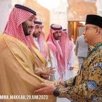 Anies Baswedan berjabat tangan dengan  Putra Mahkota yang juga Perdana Menteri Arab Saudi Muhammad Bin Salman (MBS). Foto: instagram aniesbawedan