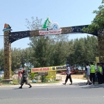 Akses masuk wisata Pantai Semilir di Tuban yang diblokir ahli waris.