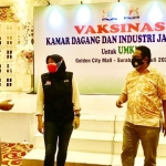 Ketua Umum Kadin Jawa Timur Adik Dwi Putranto (kanan) saat menyaksikan proses vaksinasi untuk UMKM yang diselenggarakan Kadin Jatim pekan kemarin.
